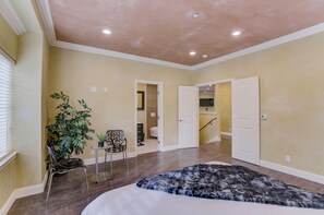 Room - Delightful King Bedroom in house with AC in charming Sonoma (Sonoma)