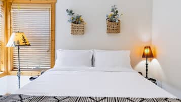 Tabla de planchar con plancha, wifi y ropa de cama