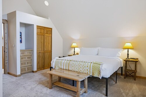 Sunrise Chalet At The Running Y