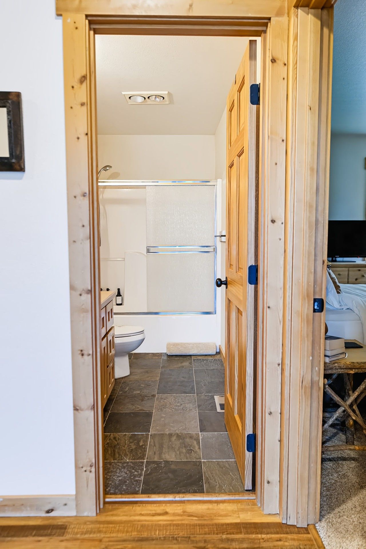 Une salle de bain avec des toilettes, une douche et une baignoire.