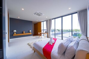 Une chambre d’hôtel moderne avec un grand lit, un bureau et une vue sur la ville.