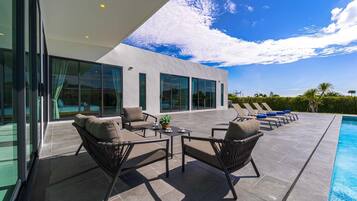 Ein moderner Außenbereich mit Pool, der ein zeitgemäßes Design und einen klaren Blick zum Himmel bietet.