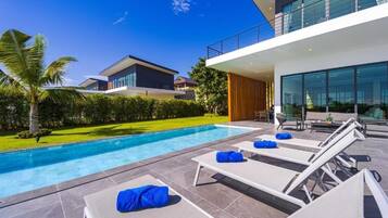 Vila, 5 quartos, para não fumantes, piscina particular | Piscina | Piscina externa