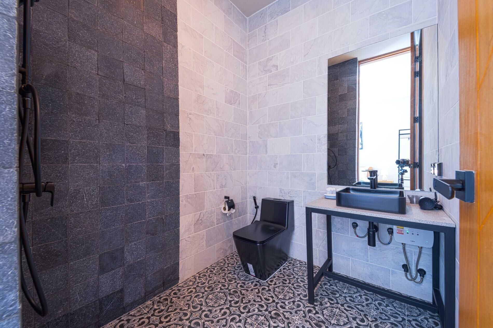 Un baño con ducha, inodoro y lavamanos.
