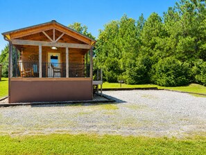 A small wooden cabin with a porch, a door, and a window. - Cozy Cabin - 3 mins from TIEC (Tryon)