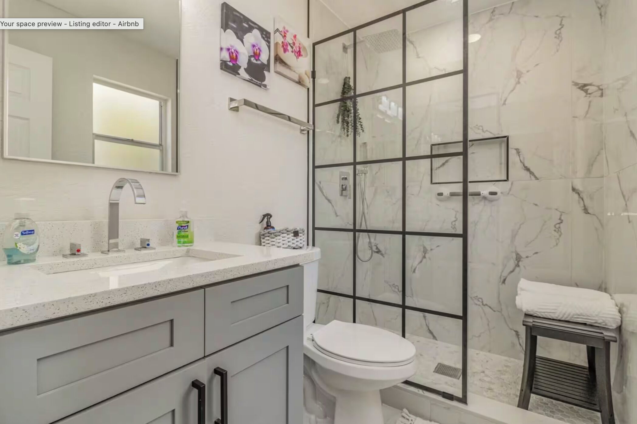 Een douche, een haardroger, handdoeken, zeep