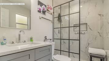 Een douche, een haardroger, handdoeken, zeep