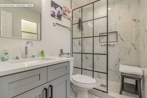 Bathroom - Vaulted Ceilings, Spacious Townhome w/ Pool Table & Outdoor BBQ!! (Rockledge)
