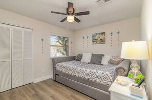 Room - Vaulted Ceilings, Spacious Townhome w/ Pool Table & Outdoor BBQ!! (Rockledge)