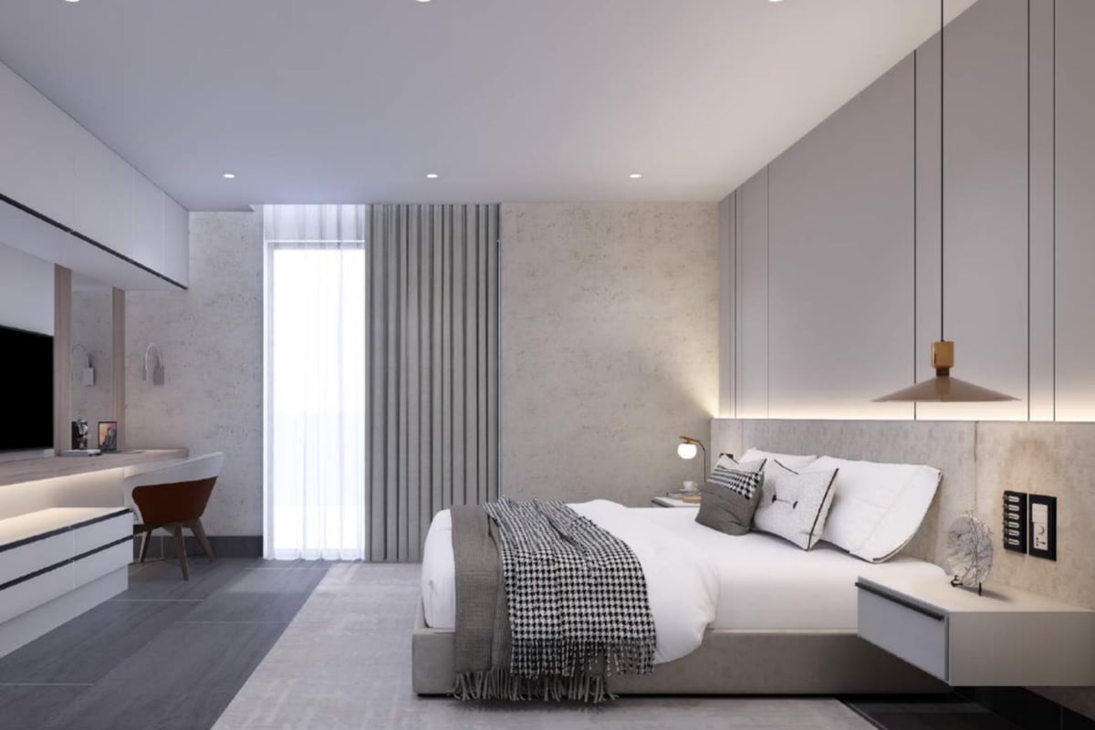Una camera da letto moderna con un letto grande, un comodino e una TV a incasso.