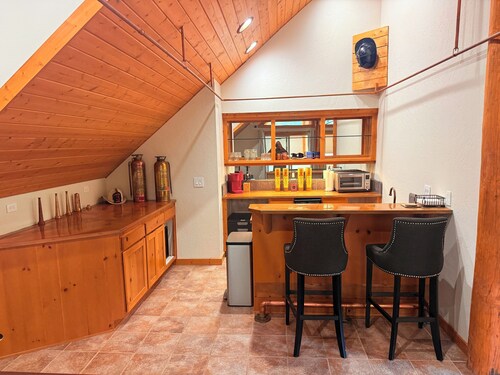 Luxury 5BD- 4BA in charming Lakewoods Village near Lake of the Woods Crater Lake