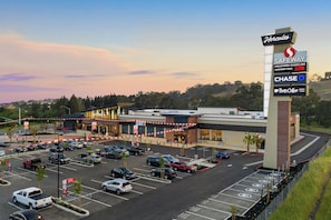 Loja Safeway com estacionamento cheio de carros, farmácia e drive-thru.