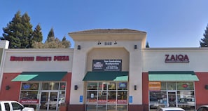 A storefront with Mountain Mike's Pizza and Zaiaq restaurants. - NEW Central 3BD Home 30 MIN to SF, Berkeley, Napa (Pinole)