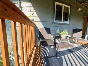 A covered outdoor seating area with wicker furniture and a potted plant. - Awesome 3-bedroom apartment in Anchorage perfect for your getaway (Anchorage)