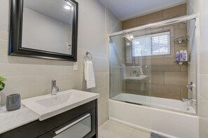 Bathroom - Queen bedroom #4 Wine Country Gateway With BBQ +Billiards (Sonoma)