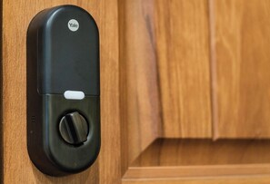 Una cerradura inteligente Yale en una puerta.
