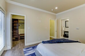 Room - Queen bedroom #4 Wine Country Gateway With BBQ +Billiards (Sonoma)