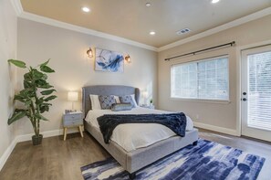 Room - Queen bedroom #4 Wine Country Gateway With BBQ +Billiards (Sonoma)
