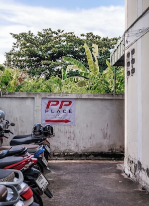 A parking area with a sign indicating 'PP PLACE' and a directional arrow.