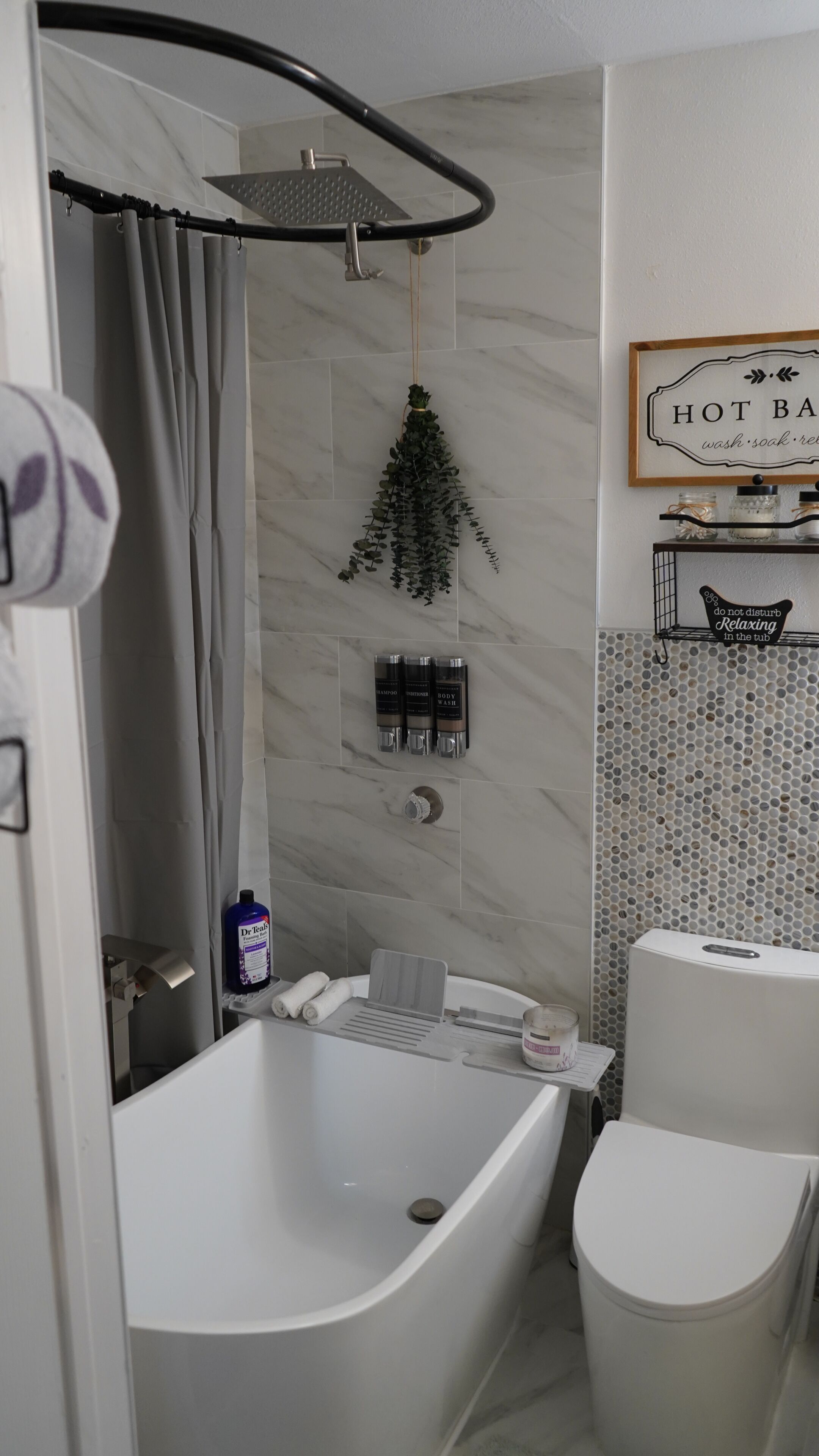 Ein modernes Badezimmer mit einer freistehenden Badewanne, einer Dusche und einer Toilette.