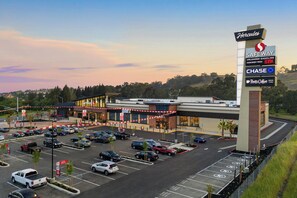 Loja Safeway com estacionamento cheio de carros, farmácia e drive-thru.