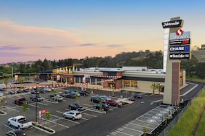 A Safeway store with a parking lot full of cars, a pharmacy, and a drive-thru. - Private Master Suite - 30MIN to SF, Berkeley, Napa (Pinole)