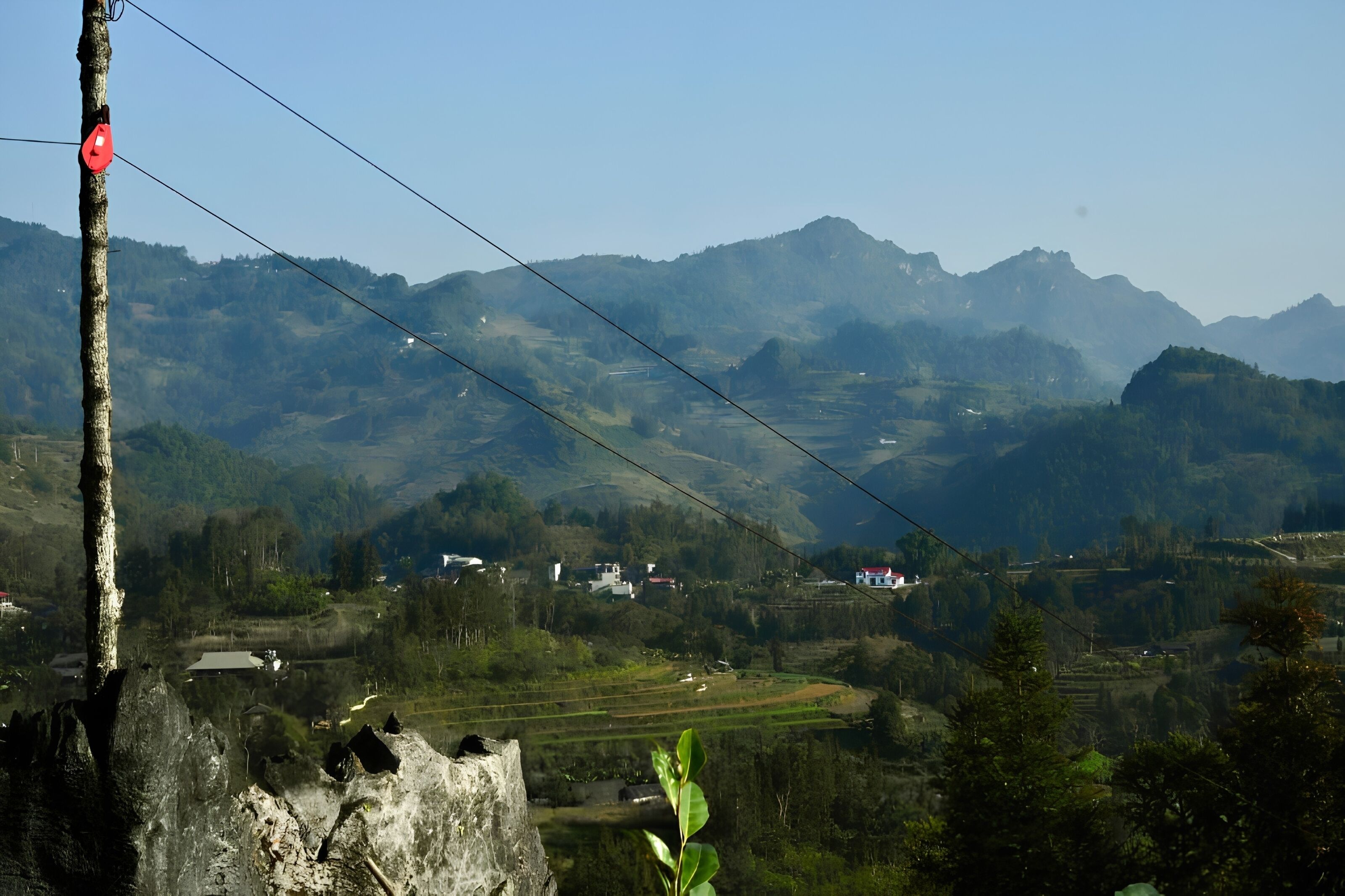 Eine Berglandschaft mit blauem Himmel.
