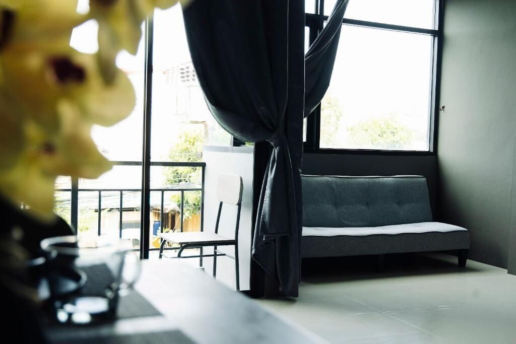 Habitación doble estándar, balcón | Área de sala de estar