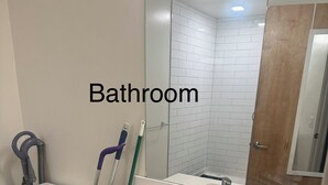 Estudio, balcón, vistas a la ciudad | Baño