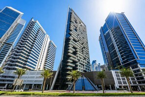 A modern urban skyline with high-rise buildings, palm trees, and a clear sky. - Full Burj Khalifa View, Central Dubai, Furnished (Dubai)