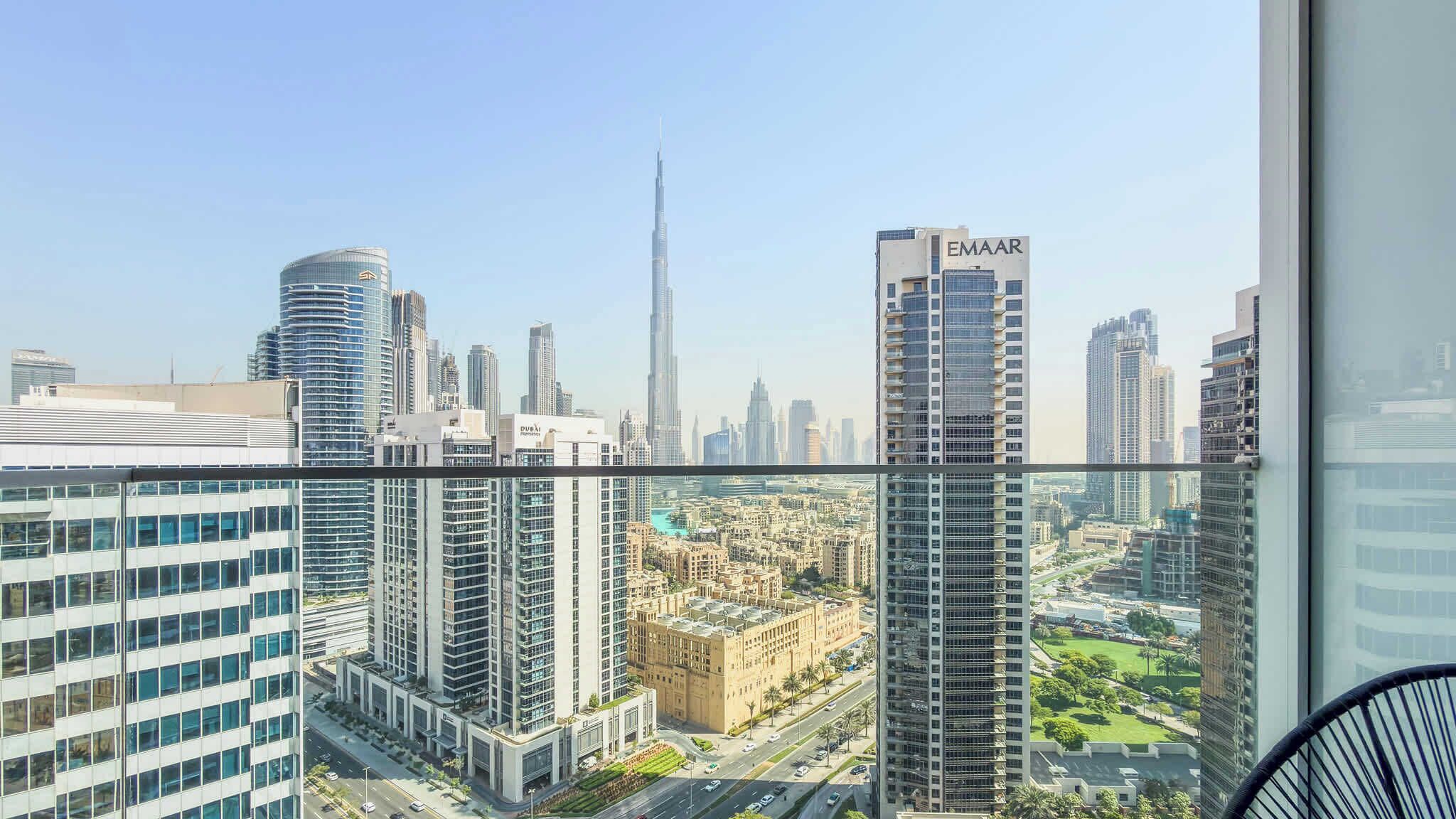Un immeuble de grande hauteur offrant une vue sur le paysage urbain, notamment sur le Burj Khalifa.