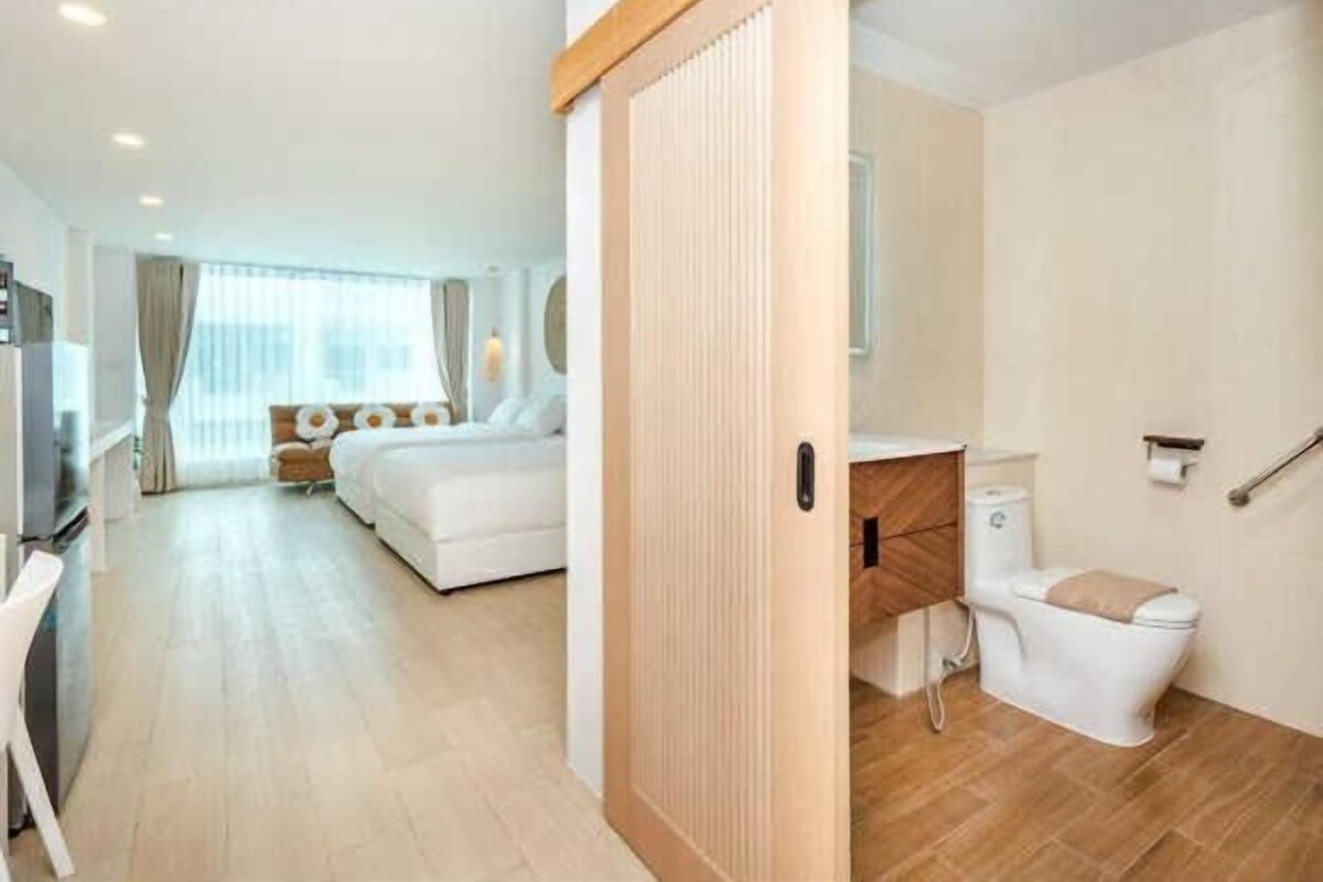Deluxe Queen Room with Two Queen Beds | Zimmersafe, Schreibtisch, laptopgeeigneter Arbeitsplatz