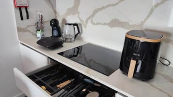 Kaffetrakter/tekoker, kjøleskap, mikrobølgeovn og kokeplater