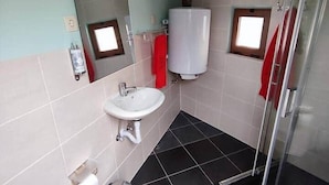 Ein Badezimmer mit Waschbecken, Toilette und Dusche.