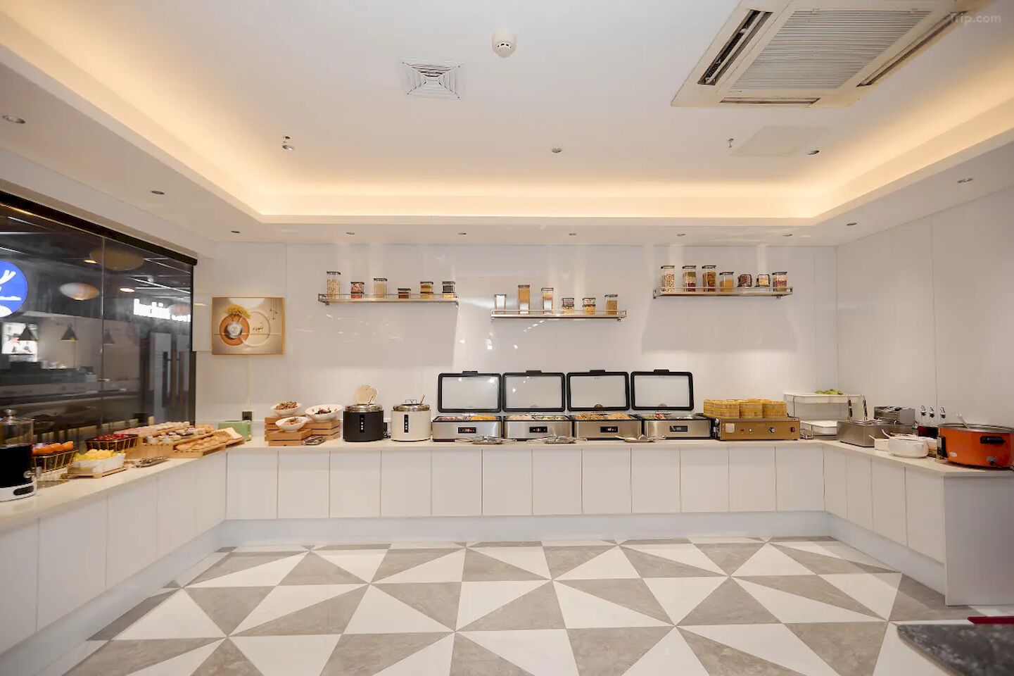 Una cocina moderna con una disposición tipo bufé, que incluye diferentes recipientes de comida y electrodomésticos.