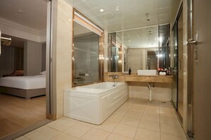 Executive Suite, City View | Bathroom - Borrman Hotel Sun Yat-sen University (Haizhu District, Guangzhou City)