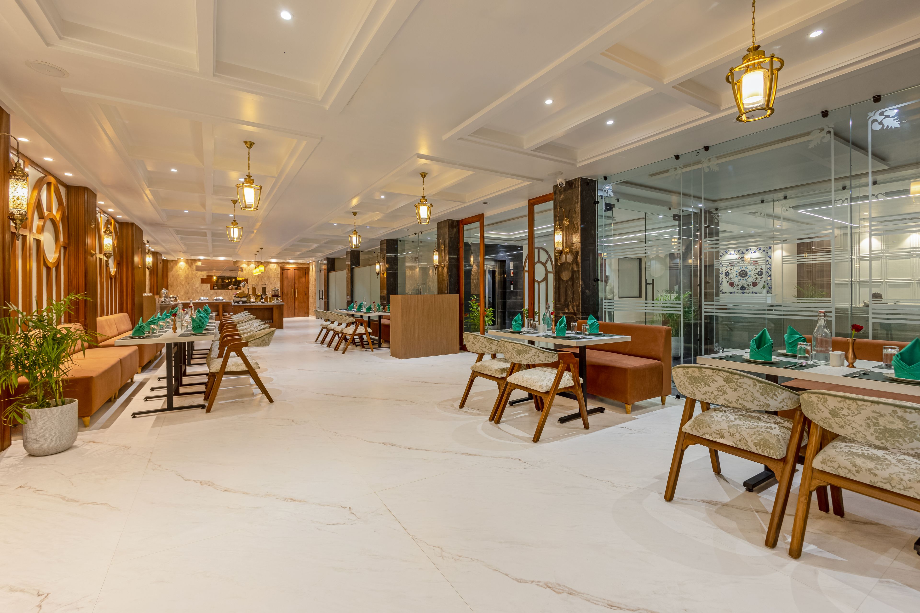 Un vestíbulo de hotel con pisos de mármol, mobiliario de madera e iluminación moderna.