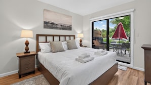 Room - 2 Bd Condo Playa 153 w Courtyard & Pool (Kelowna)