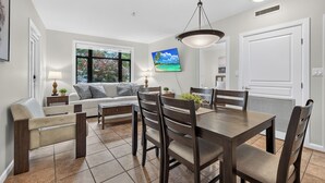 Living area - 2 Bd Condo Playa 153 w Courtyard & Pool (Kelowna)