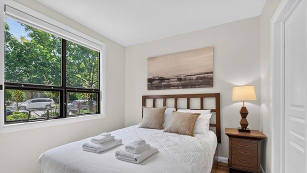 Room - 2 Bd Condo Playa 153 w Courtyard & Pool (Kelowna)