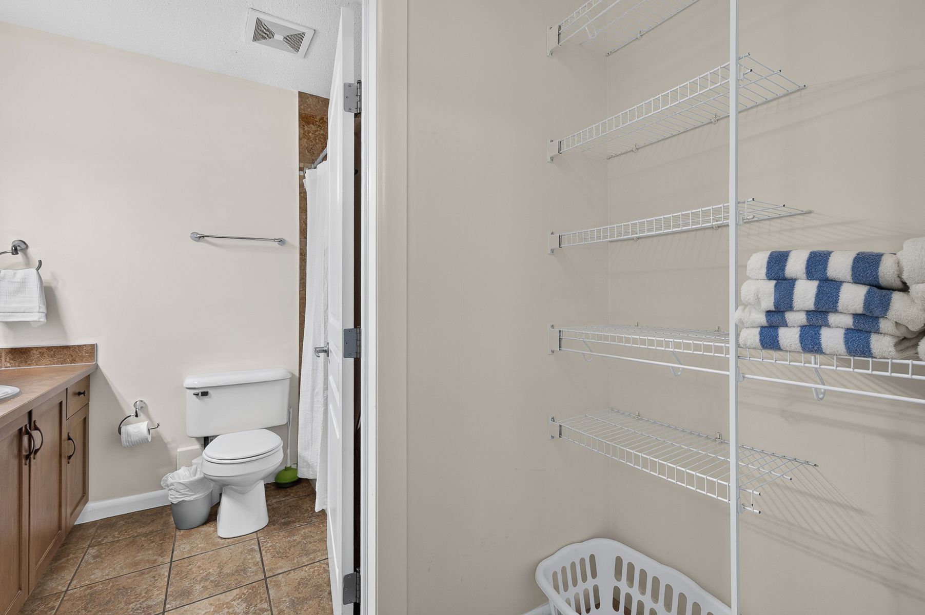 Un bagno con il water, un lavandino e un portasciugamani.