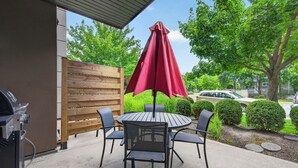 Terrace/patio - 2 Bd Condo Playa 153 w Courtyard & Pool (Kelowna)
