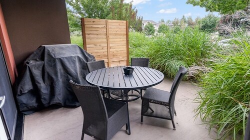 2 Bd Condo Playa 153 w Courtyard & Pool