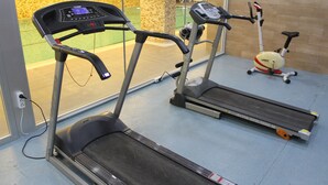 A gym with treadmills and an exercise bike. - GRAND ALİN HOTEL (Turhal)