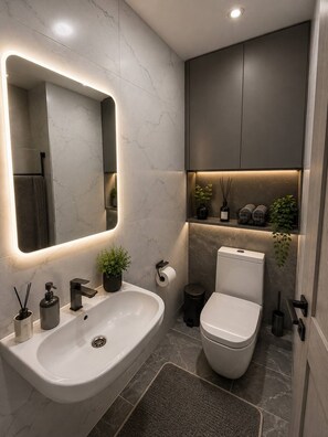Hair dryer, towels, soap, toilet paper - Premium Apt 3 Min to Tashkent City & City Mall (Tashkent)