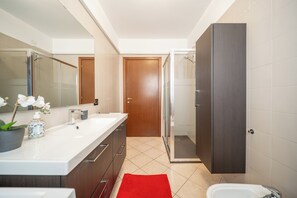 Regadera, secadora de cabello, bidet, toallas 
