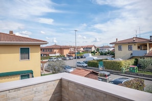 A residential street with houses, parked cars, and a clear sky. - Laura's 3-bedroom home in the heart of Valeggio sul Mincio (Valeggio sul Mincio)