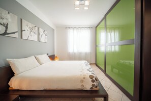 Tabla de planchar con plancha, wifi y ropa de cama 
