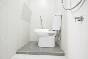 Deluxe-dobbeltværelse | Badeværelse | Bruser, gratis toiletartikler, håndklæder