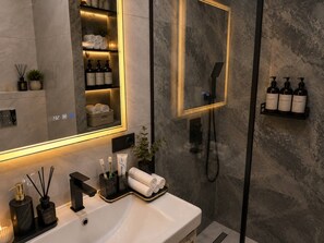 Hair dryer, towels, soap, toilet paper - Premium Apartment | 5 Min to Airport (Тоshkent)